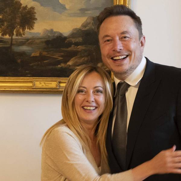 Die italienische Ministerpräsidentin Giorgia Meloni zusammen mit Tech-Milliardär Elon Musk in Rom. Beide wurden nun von „Charlie Hebdo“ mit Spottbildern bedacht. (Archivbild)