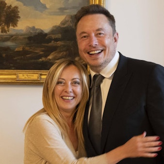 Die italienische Ministerpräsidentin Giorgia Meloni zusammen mit Tech-Milliardär Elon Musk in Rom. Beide wurden nun von „Charlie Hebdo“ mit Spottbildern bedacht. (Archivbild)