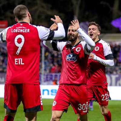 08.12.2024, Fußball, FC Viktoria Köln VfL Osnabrück, 3.Liga, Sportpark Höhenberg, Saison 2024 2025: Torjubel nach dem 2:0 durch das Eigentor von Dave Gnaase VfL Osnabrück 26 - Serhat-Semih Güler Viktoria Köln 30 steht jubelnd mit Lex-Tyger Lobinger Viktoria Köln 9 auf dem Spielfeld. DFB regulations prohibit any use of photographs as image sequences and or quasi-video. Nordrhein-Westfalen Deutschland *** 08 12 2024, Football, FC Viktoria Köln VfL Osnabrück, 3 Liga, Sportpark Höhenberg, Saison 2024 2025 Torjubel nach dem 2 0 durch das Eigentor von Dave Gnaase VfL Osnabrück 26 Serhat Semih Güler Viktoria Köln 30 steht jubilant mit Lex Tyger Lobinger Viktoria Köln 9 auf dem Spielfeld DFB regulations prohibit any use of photographs as image sequences and or quasi video Nordrhein Westfalen Germany