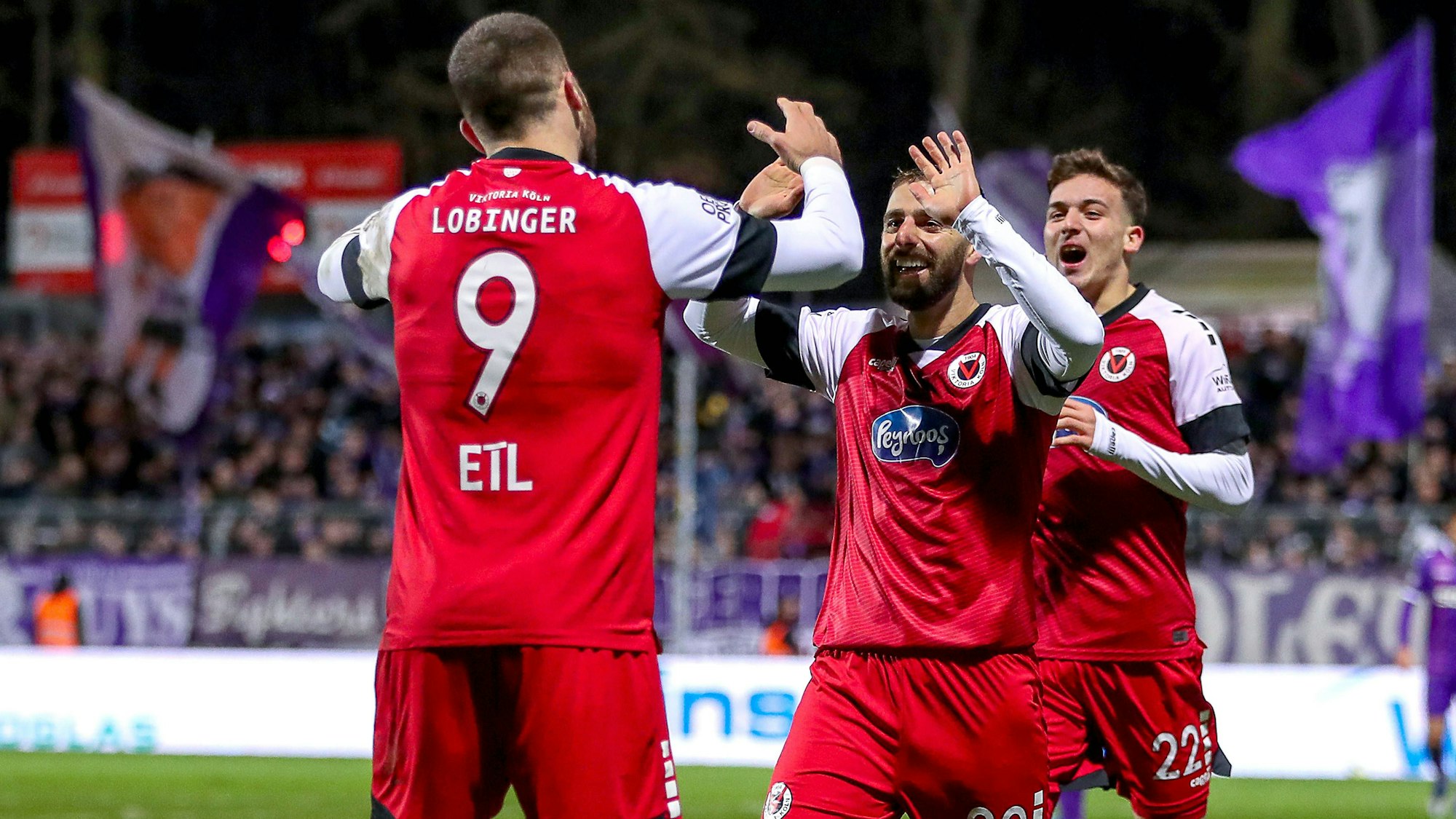 08.12.2024, Fußball, FC Viktoria Köln VfL Osnabrück, 3.Liga, Sportpark Höhenberg, Saison 2024 2025: Torjubel nach dem 2:0 durch das Eigentor von Dave Gnaase VfL Osnabrück 26 - Serhat-Semih Güler Viktoria Köln 30 steht jubelnd mit Lex-Tyger Lobinger Viktoria Köln 9 auf dem Spielfeld. DFB regulations prohibit any use of photographs as image sequences and or quasi-video. Nordrhein-Westfalen Deutschland *** 08 12 2024, Football, FC Viktoria Köln VfL Osnabrück, 3 Liga, Sportpark Höhenberg, Saison 2024 2025 Torjubel nach dem 2 0 durch das Eigentor von Dave Gnaase VfL Osnabrück 26 Serhat Semih Güler Viktoria Köln 30 steht jubilant mit Lex Tyger Lobinger Viktoria Köln 9 auf dem Spielfeld DFB regulations prohibit any use of photographs as image sequences and or quasi video Nordrhein Westfalen Germany