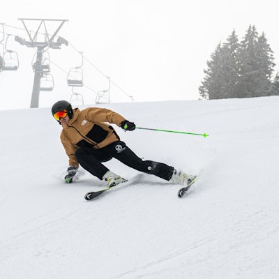 Ein Skifahrer fährt eine Piste hinunter.