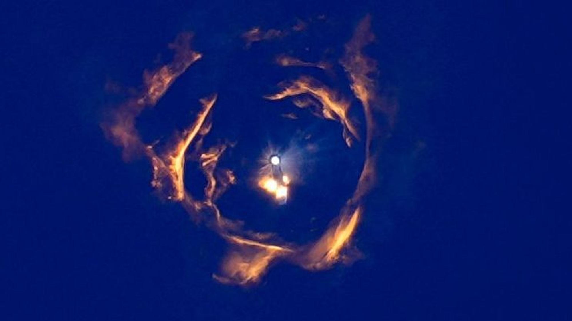 16.01.2025, USA, Boca Chica: Die Rakete Starship von SpaceX und der Booster trennen sich während eines Testflugs von der Starbase in Boca Chica. Foto: Eric Gay/AP/dpa +++ dpa-Bildfunk +++