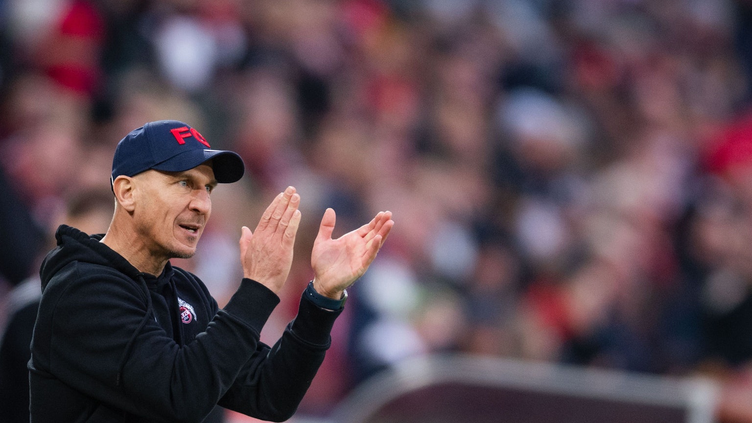 Kölns Trainer Gerhard Struber gestikuliert an der Seitenline.