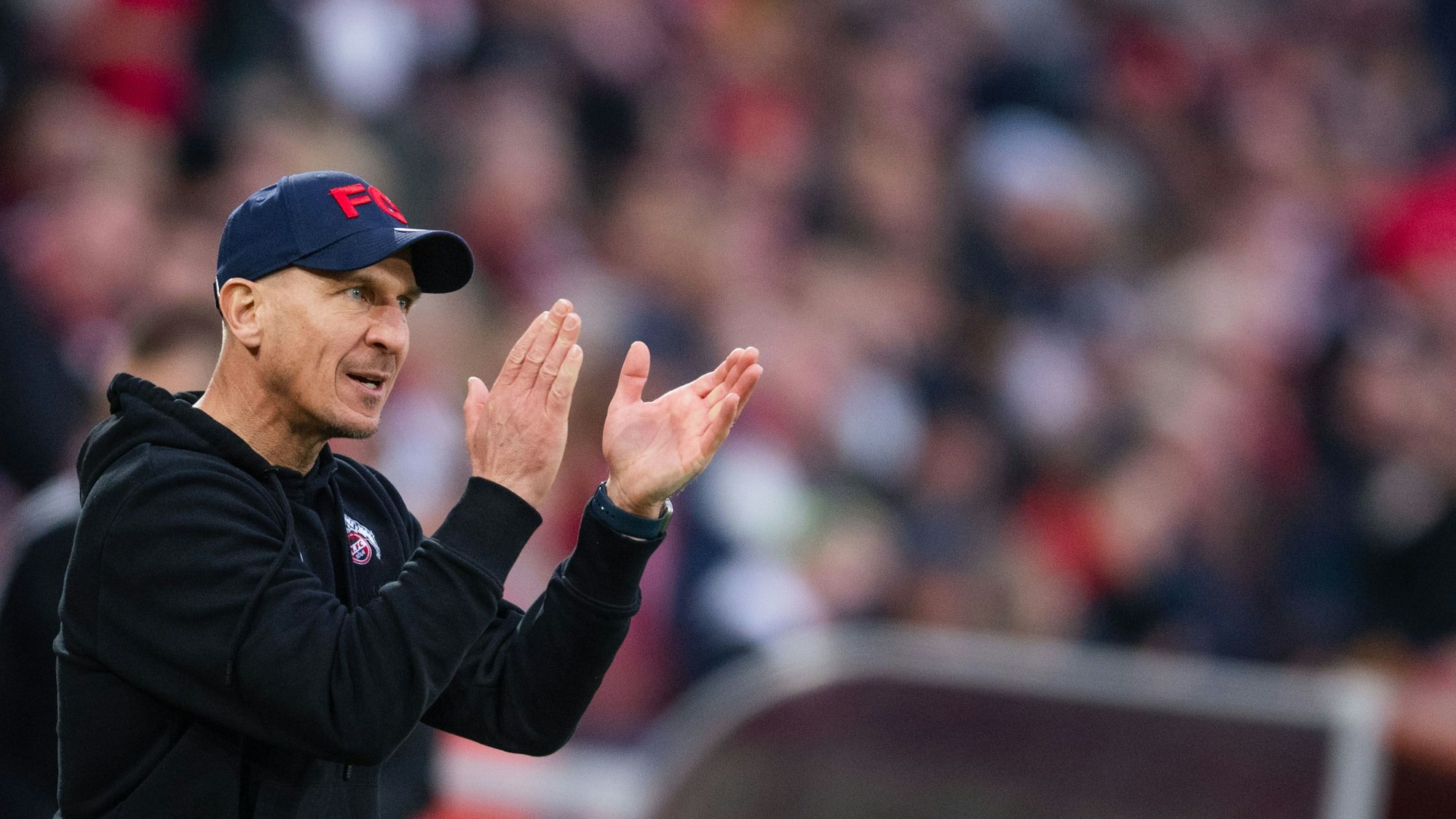 Kölns Trainer Gerhard Struber gestikuliert an der Seitenline.