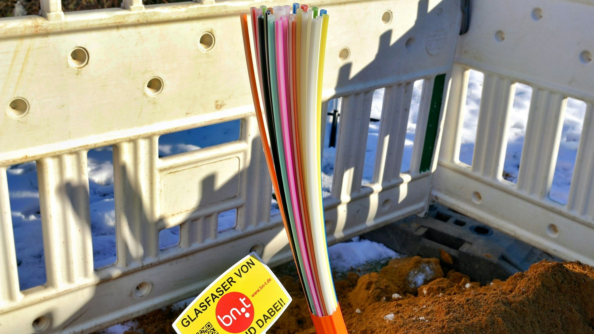 Ein Kabelstrang ragt aus der Erde.