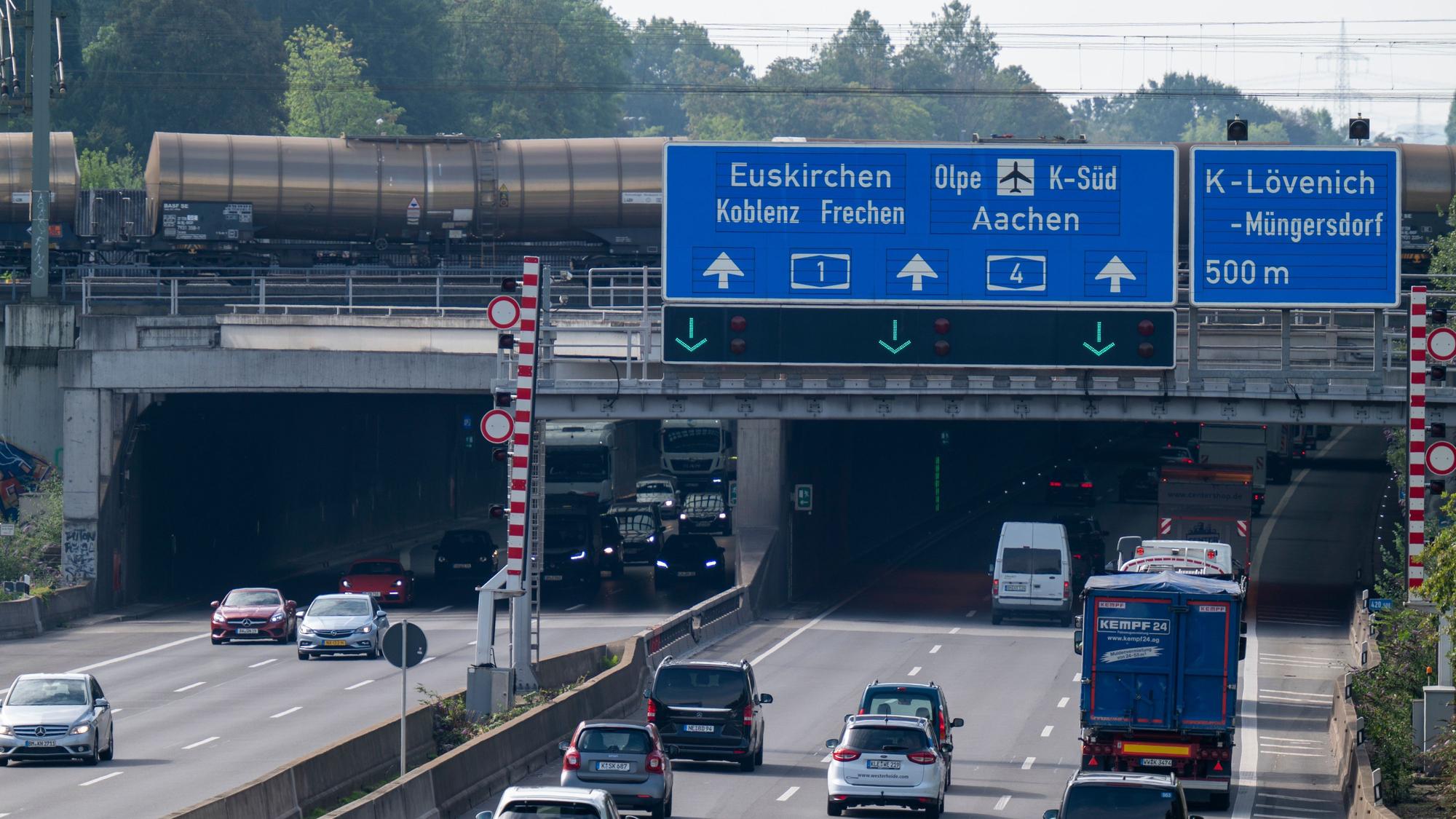 Der Autobahntunnel Lövenich wird Ende August gewartet.