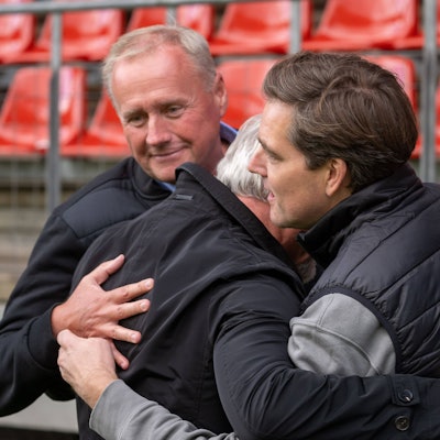 28.09.24, Fussball: 3. Liga, Saison 2024/2025, 08. Spieltag, Viktoria Köln 1904 e.V. vs. Erzgebirge Aue im Sportpark Höhenberg in Köln. Eric Bock Viktoria Koeln, Geschaeftsfuehrer und Axel Freisewinkel gratulieren Pavel Dotchev Erzgebirge Aue, Trainer zum Geburtstag und ueberreichen ein Geschenk. Wichtiger Hinweis: Gemaess den Vorgaben der DFL Deutsche Fussball Liga bzw. des DFB Deutscher Fussball-Bund ist es untersagt, in dem Stadion und/oder vom Spiel angefertigte Fotoaufnahmen in Form von Sequenzbildern und/oder videoaehnlichen Fotostrecken zu verwerten bzw. verwerten zu lassen. Foto: Kirchner-Media/TH *** 28 09 24, Football 3 Liga, Season 2024 2025, Matchday 08, Viktoria Köln 1904 e V vs Erzgebirge Aue at Sportpark Höhenberg in Cologne Eric Bock Viktoria Koeln, Managing Director and Axel Freisewinkel congratulate Pavel Dotchev Erzgebirge Aue, Coach on his birthday and present him with a gift Important note In accordance with the regulations of the DFL German Football League and the DFB German Football Association, it is prohibited to use or have used photographs taken in the stadium and / or of the match in the form of sequential images and / or video-like photo series Foto Kirchner Media TH Copyright: xKirchner-Media/THx