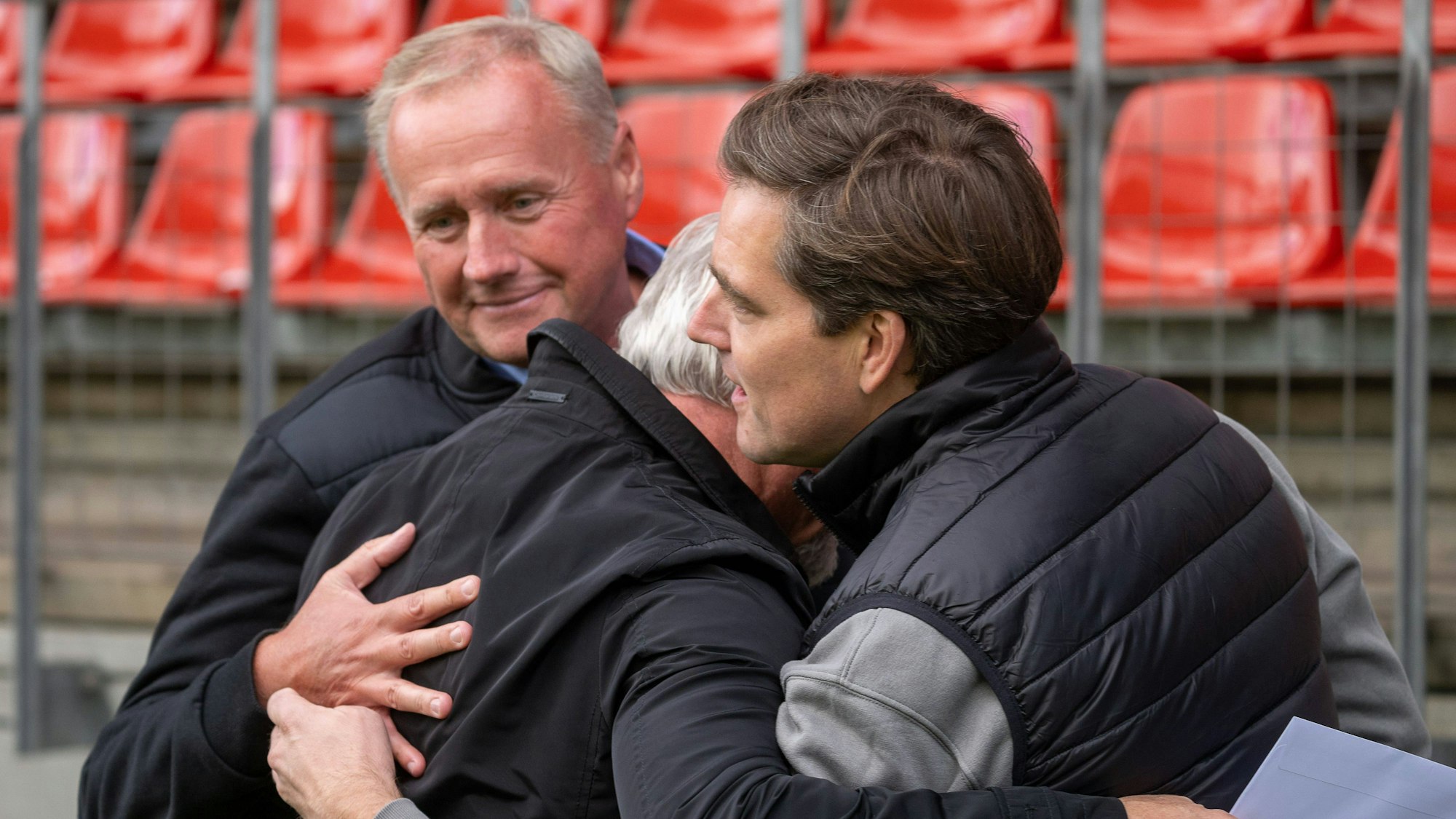 28.09.24, Fussball: 3. Liga, Saison 2024/2025, 08. Spieltag, Viktoria Köln 1904 e.V. vs. Erzgebirge Aue im Sportpark Höhenberg in Köln. Eric Bock Viktoria Koeln, Geschaeftsfuehrer und Axel Freisewinkel gratulieren Pavel Dotchev Erzgebirge Aue, Trainer zum Geburtstag und ueberreichen ein Geschenk. Wichtiger Hinweis: Gemaess den Vorgaben der DFL Deutsche Fussball Liga bzw. des DFB Deutscher Fussball-Bund ist es untersagt, in dem Stadion und/oder vom Spiel angefertigte Fotoaufnahmen in Form von Sequenzbildern und/oder videoaehnlichen Fotostrecken zu verwerten bzw. verwerten zu lassen. Foto: Kirchner-Media/TH *** 28 09 24, Football 3 Liga, Season 2024 2025, Matchday 08, Viktoria Köln 1904 e V vs Erzgebirge Aue at Sportpark Höhenberg in Cologne Eric Bock Viktoria Koeln, Managing Director and Axel Freisewinkel congratulate Pavel Dotchev Erzgebirge Aue, Coach on his birthday and present him with a gift Important note In accordance with the regulations of the DFL German Football League and the DFB German Football Association, it is prohibited to use or have used photographs taken in the stadium and / or of the match in the form of sequential images and / or video-like photo series Foto Kirchner Media TH Copyright: xKirchner-Media/THx