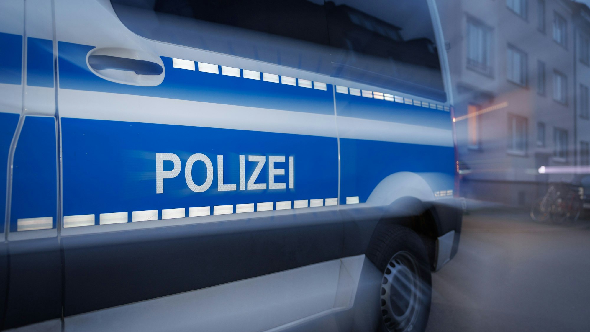 Das Foto zeigt ein Einsatzfahrzeug mit dem Schriftzug „Polizei“.