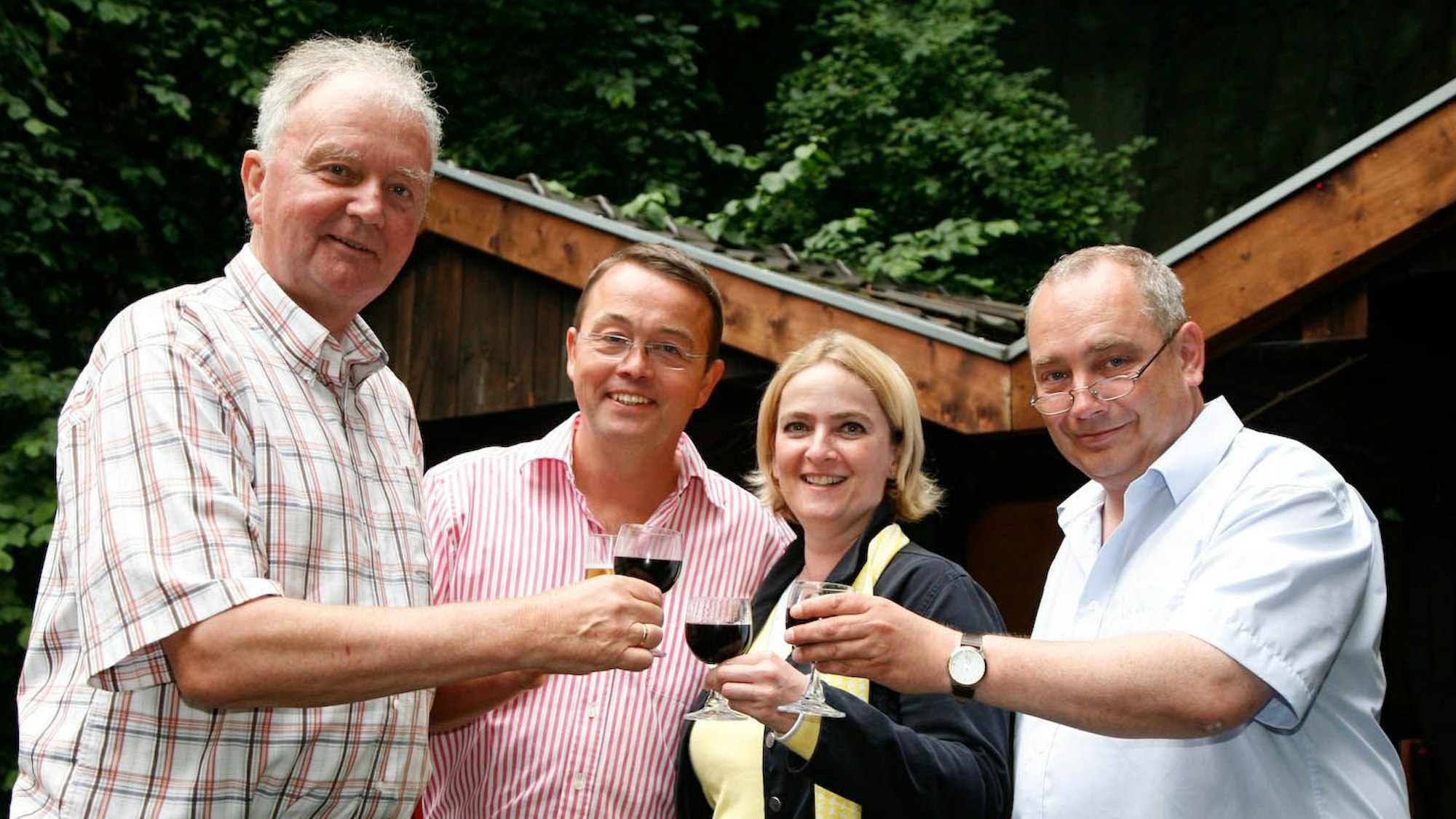 2009: SPD-Sommerfest mit gemeinsamer Bürgermeisterkandidatin Sabine Groth (FDP) und dem Vorstand von SPD-Fraktion und Ortsverein: v.l. Dr. Bernd Becker, Andreas Wollmann und Dr. Wolfgang Neusuess.
