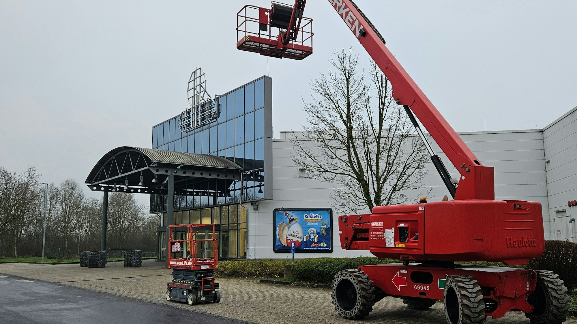 Zu sehen ist ein Hubsteiger vor einem Supermarkt.