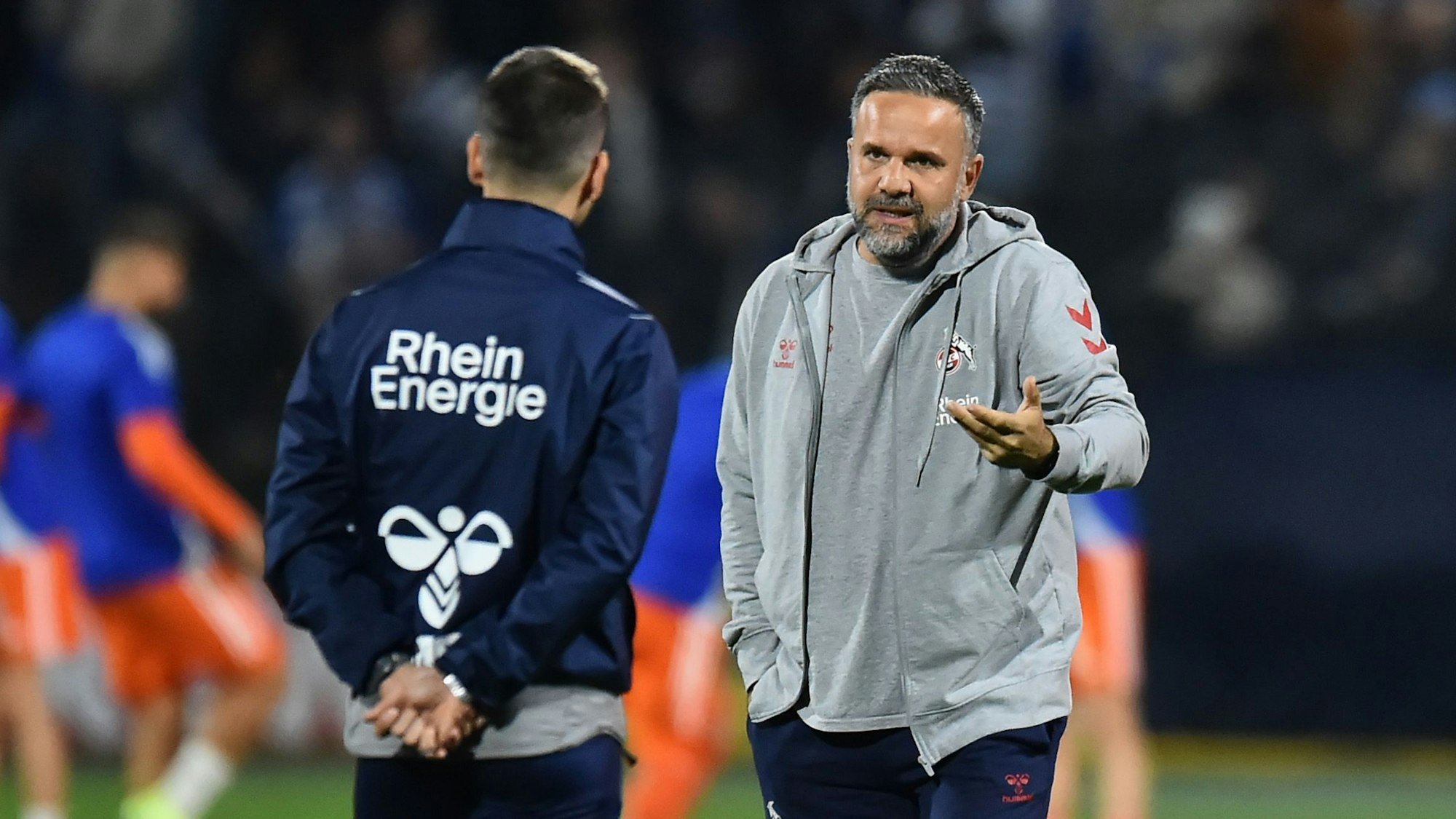 Fußball Regionalliga West 13. SPIELTAG: 1. FC Köln U21 - MSV Duisburg am 25.10.2024 im Franz-Kremer-Stadion in Köln
Evangelos Sbonias ( Trainer 1. FC Köln U21 ), rechts
Foto: Thorsten Tillmann / FUNKE Foto Services