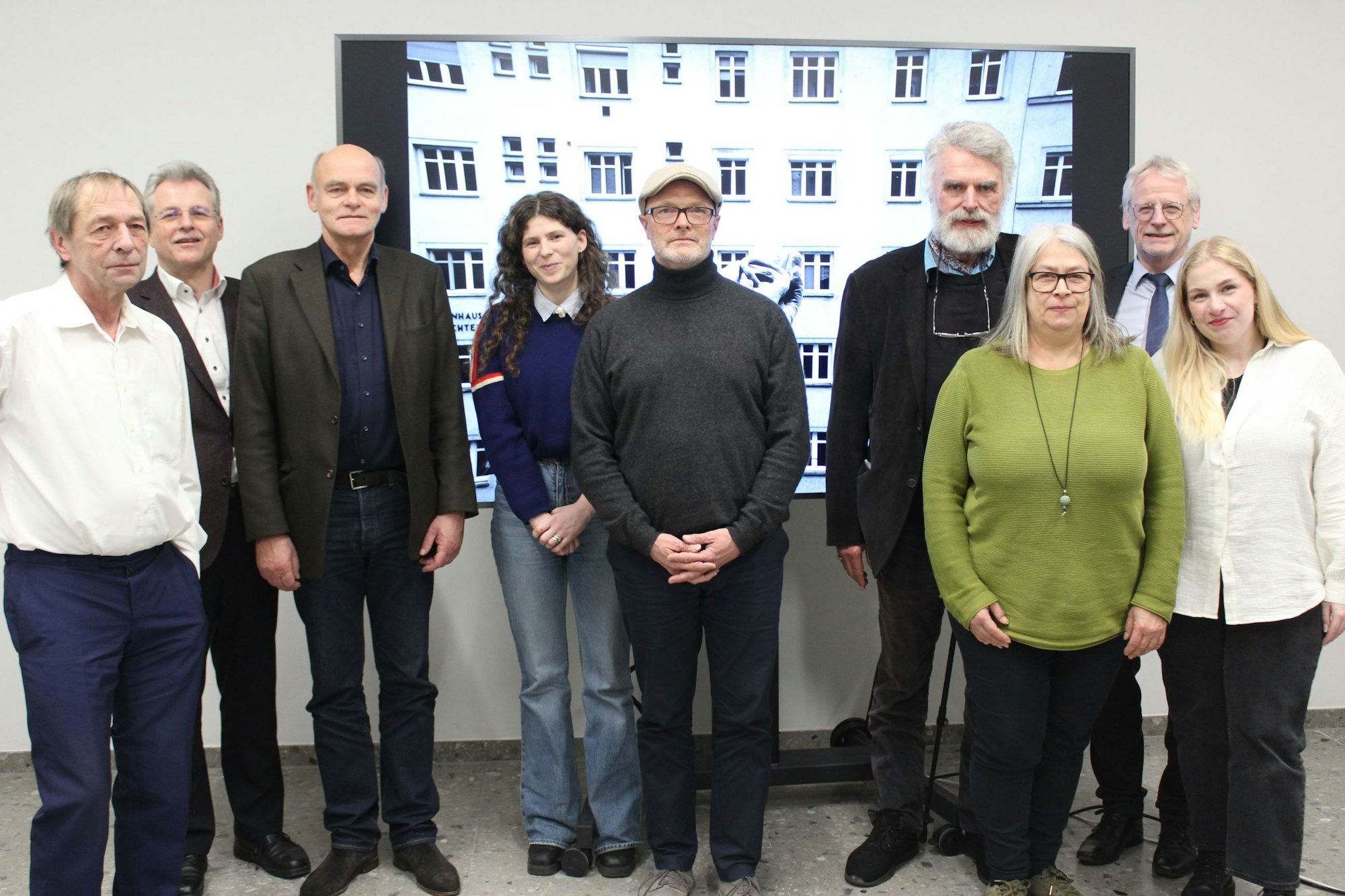 Auf dem Bild ist eine Gruppe von Männern und Frauen zu sehen, die die Jury für das Max Ernst-Stipendium gebildet haben.