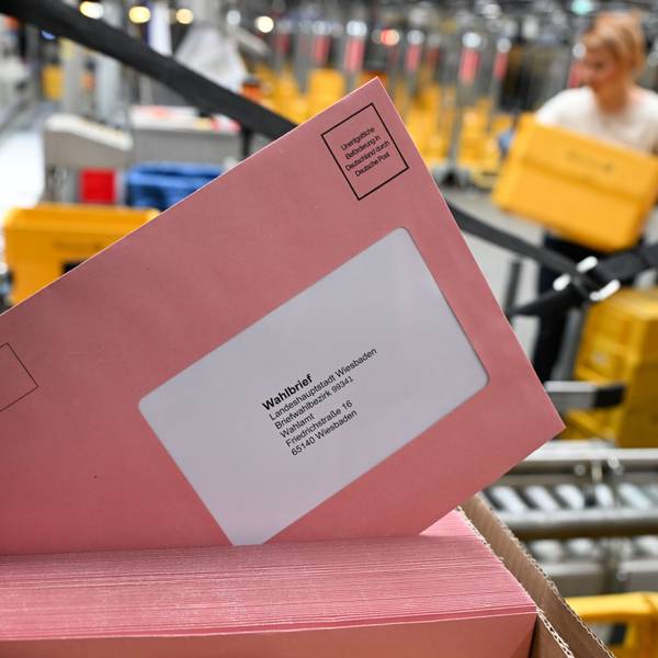 Briefwahl-Dummys liegen im Briefzentrum der Deutschen Post vor einem Testlauf in einer Kiste.