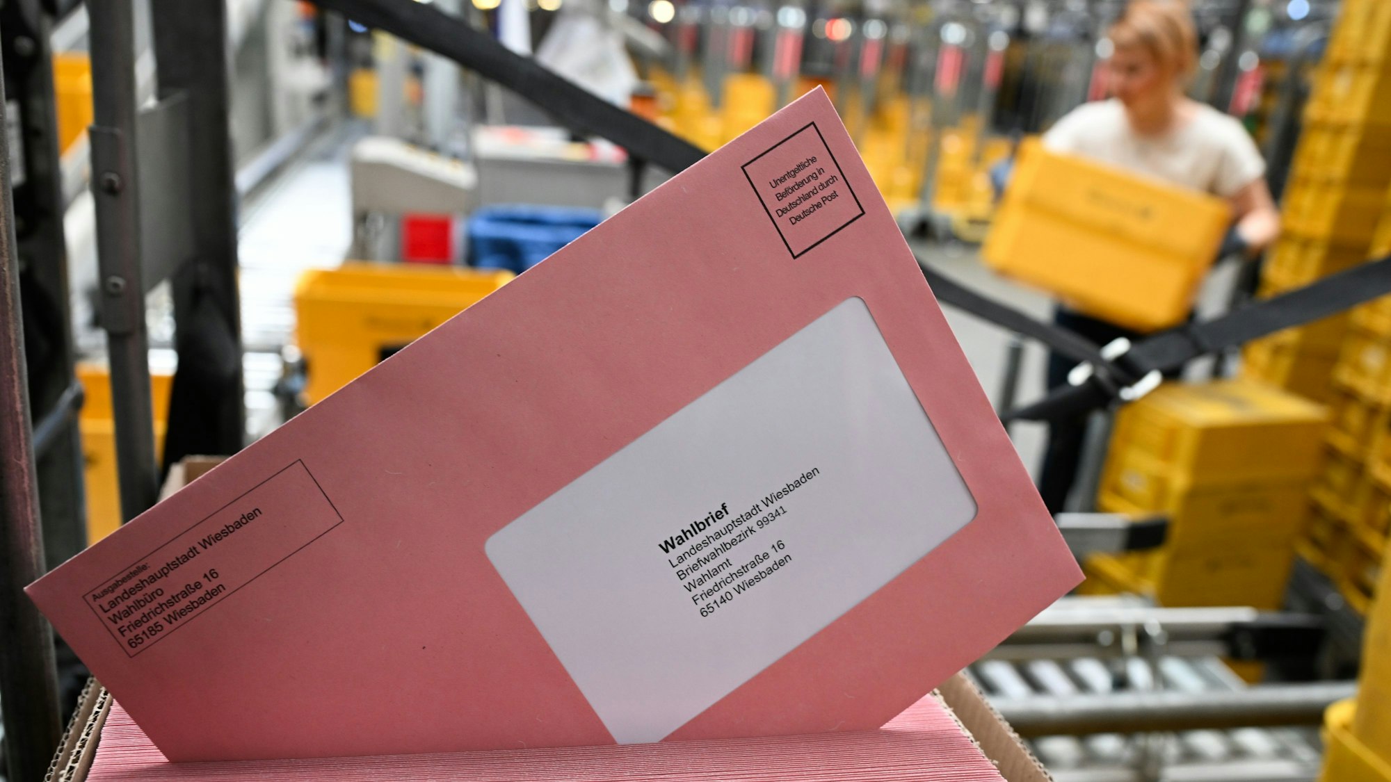 Briefwahl-Dummys liegen im Briefzentrum der Deutschen Post vor einem Testlauf in einer Kiste.