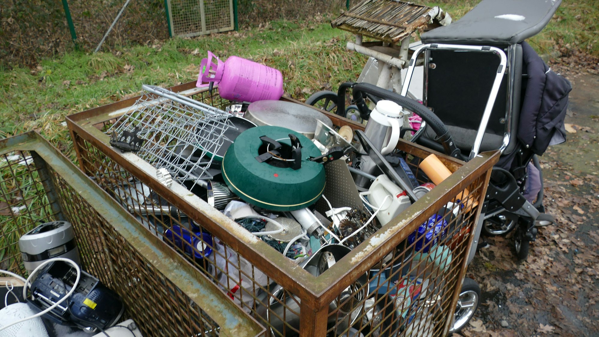 Eine Metallkiste mit Müll.