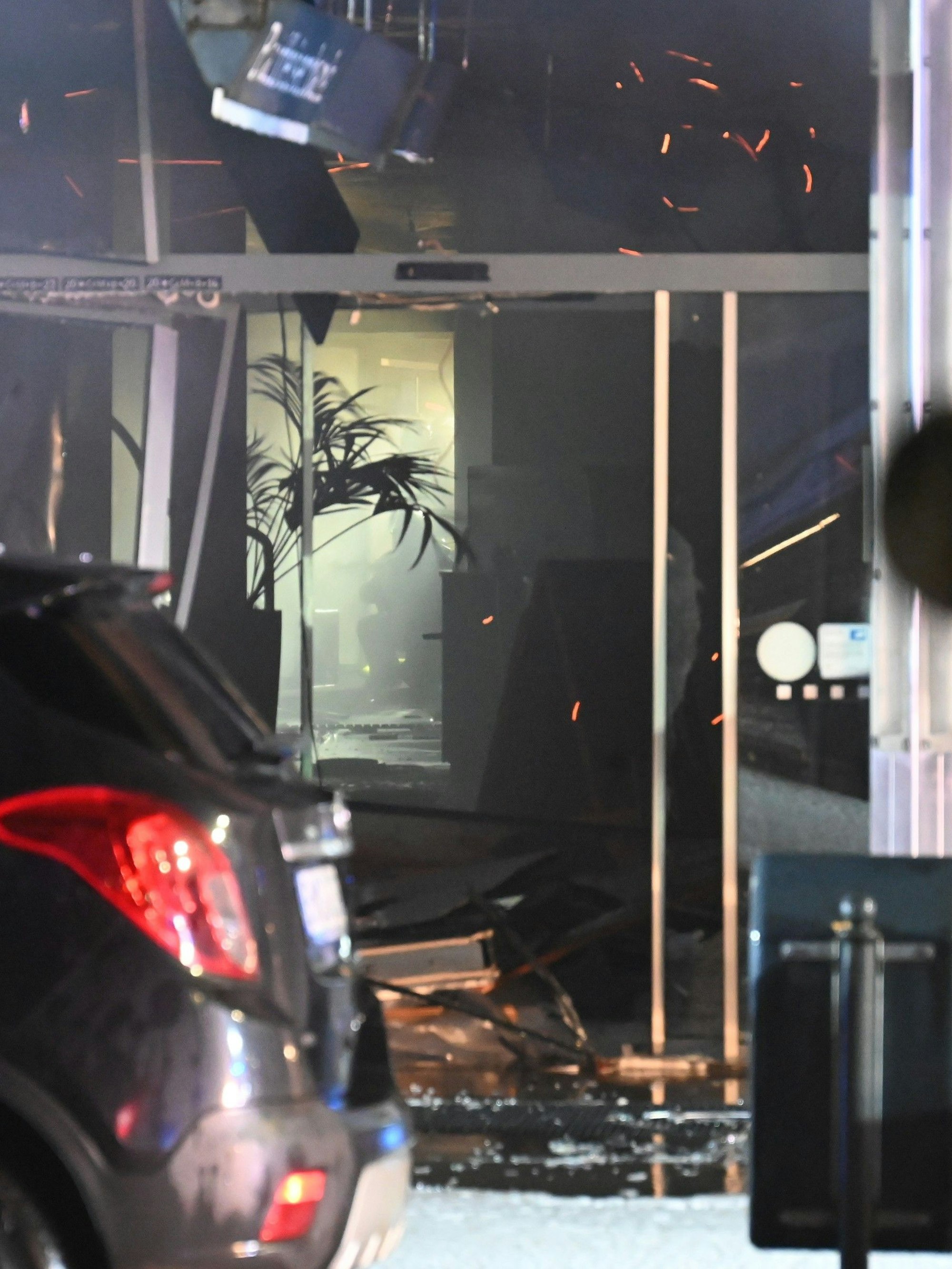 Das Bild zeigt eine verwüstete Bankfiliale.