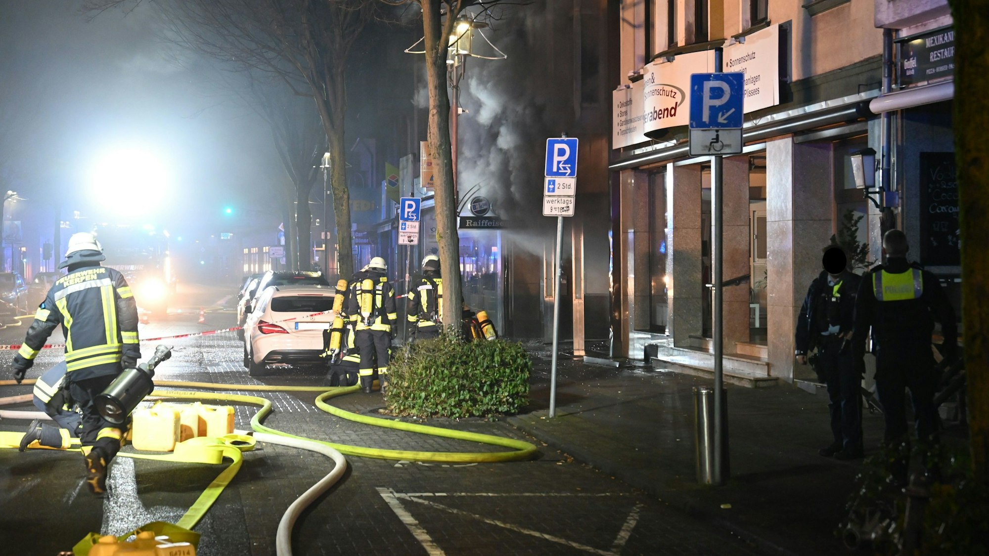 Nach einer Automatensprengung in Kerpen-Horrem konnte die Feuerwehr nicht ausschließen, dass noch Sprengstoff in der Bank lag. Deswegen war das Löschen sehr schwierig.