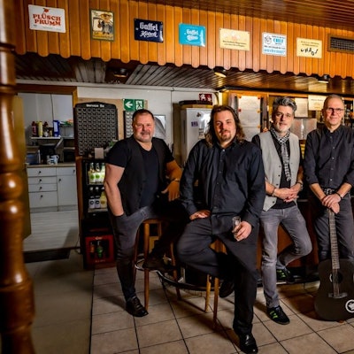 Die Kölsche Mundartband Höösch, Foto von Januar 2025, mit (von links)  Ilja Engel, Robin Duns, Dirk Meierlücke, Wolfgang Löhr und Michael Stiel.