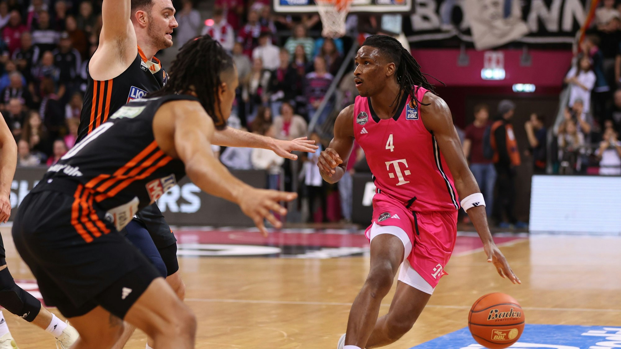 Entlastung im Aufbauspiel naht für Bonns Phlandrous Fleming Jr. (rechts), Neuzugang Rihards Lomazs könnte sein Debüt feiern.