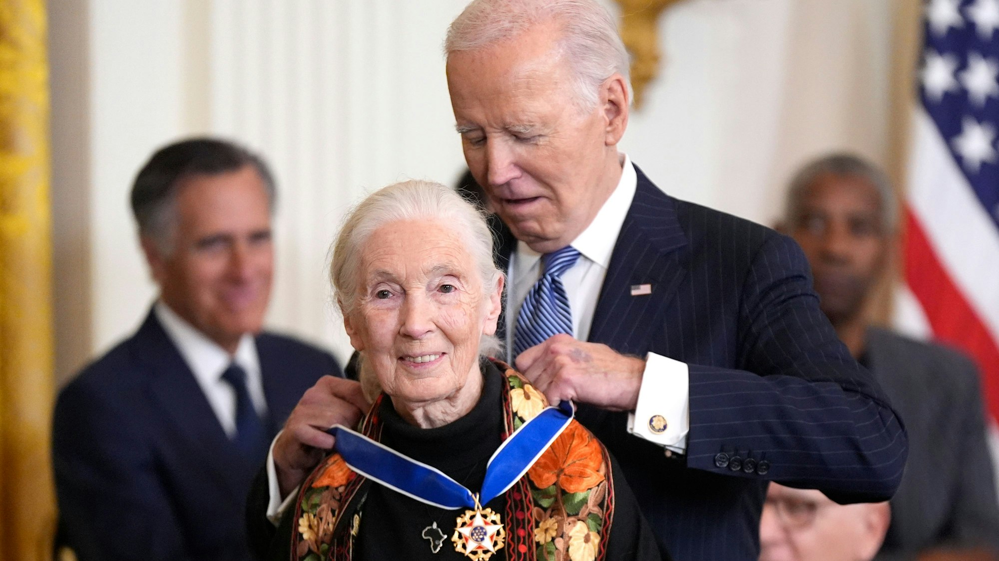 US-Präsident Joe Biden überreicht der Tierschützerin Jane Goodall die Freiheitsmedaille. Goodall wurde Anfang Januar die höchste zivile Auszeichnung der USA verliehen. (Archivbild)
