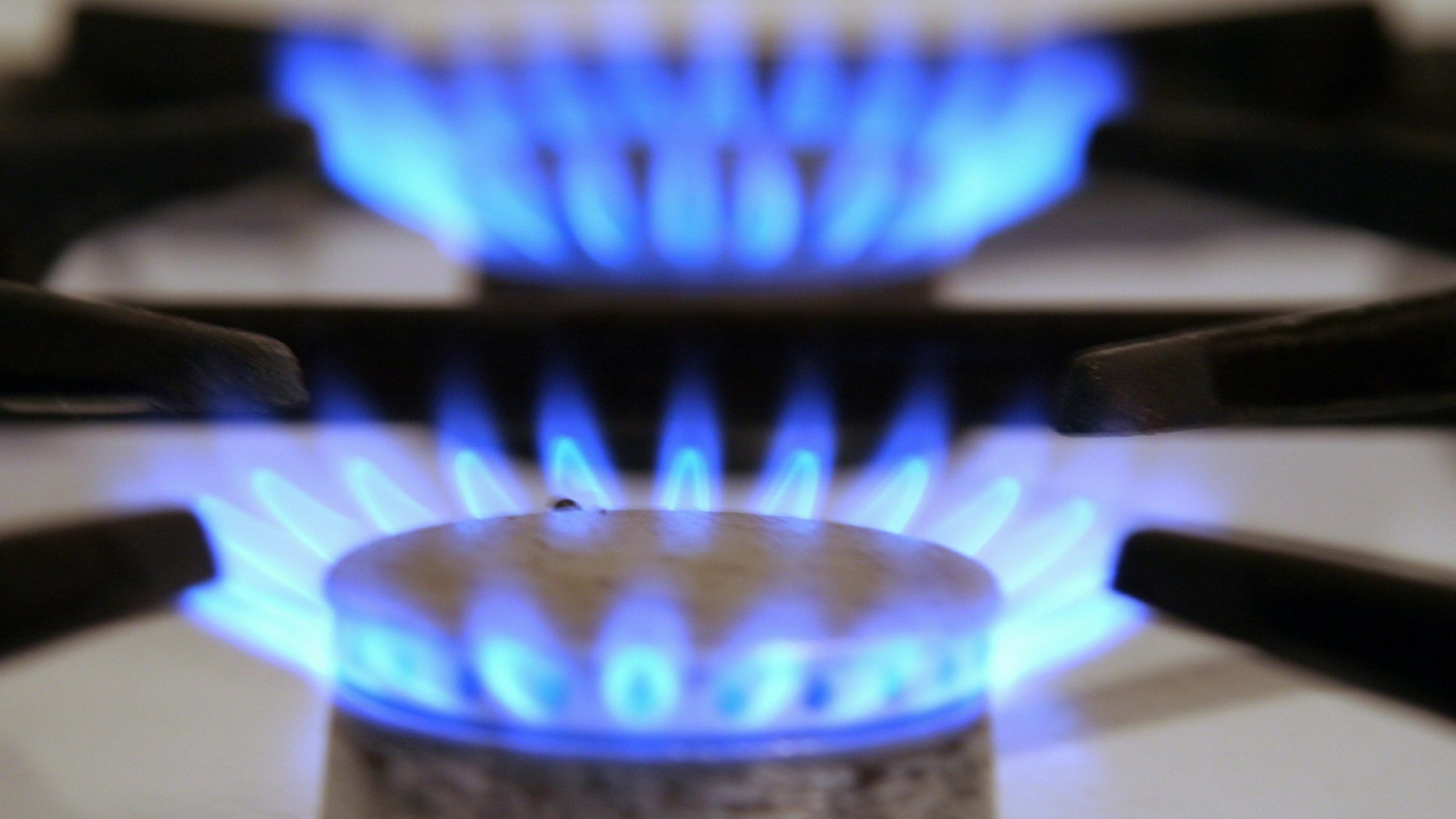 Gasflammen brennen an einem Gasherd