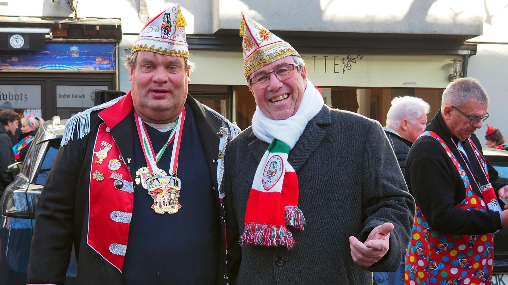 Michael Siegenbruck – hier mit Theo Schäfges (r.), Präsident der KGG Fidele Zunftbrüder beim Zollstocker Dienstagszug im vergangenen Jahr – gibt den Vorsitz der Freunde des Zollstocker Dienstagszuges nach der Session auf.