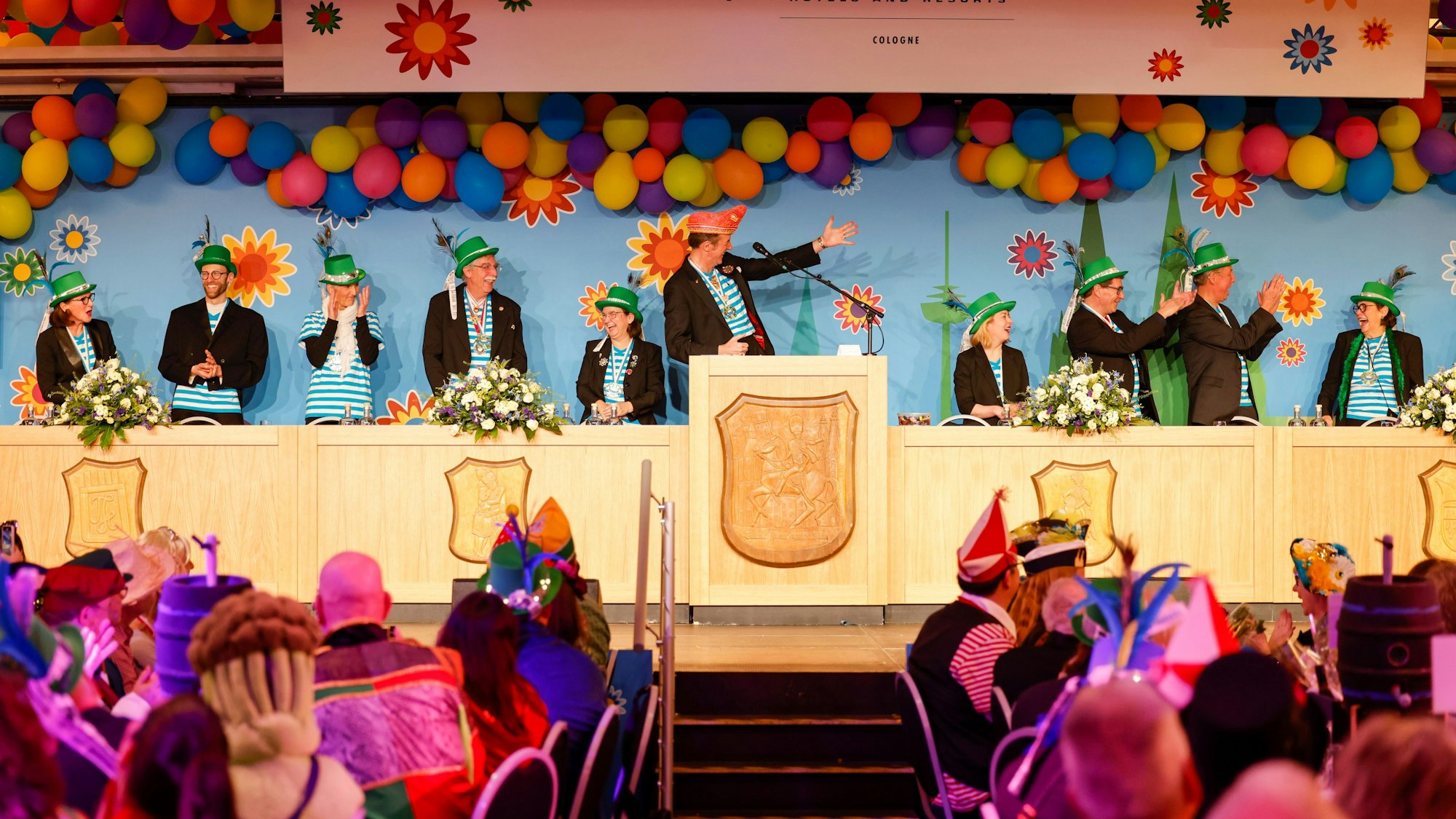 Lächeln, schunkeln, singen: Elferräte sind die Vorklatscher, Orden-Anreicher und Stimmungs-Multiplikatoren im Saal. Und sie sehen verdammt gut aus.