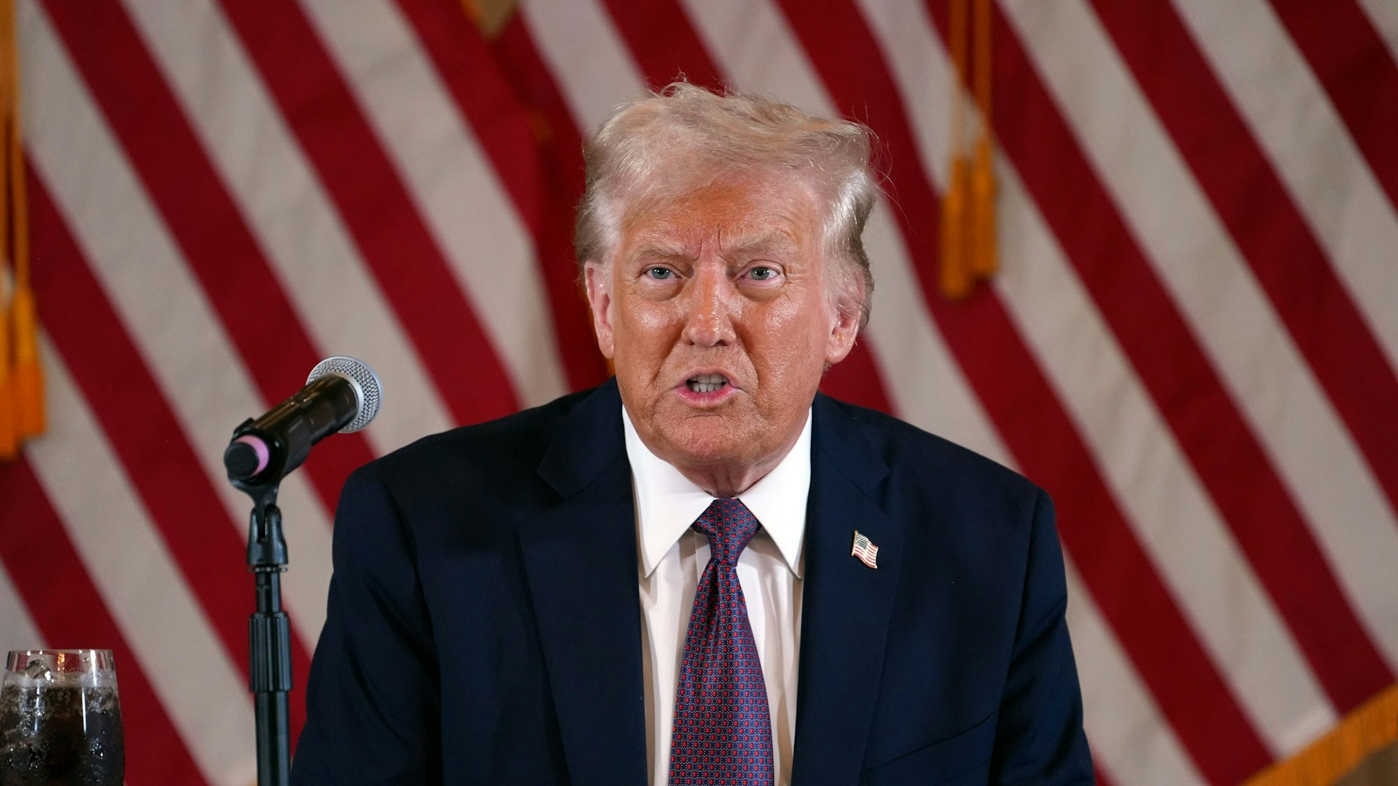 ARCHIV - 09.01.2025, USA, Palm Beach: Der designierte US-Präsident Donald Trump spricht während eines Treffens mit republikanischen Gouverneuren in Mar-a-Lago. (zu dpa: «Trump fordert finalen Gaza-Deal vor Amtsantritt») Foto: Evan Vucci/AP/dpa +++ dpa-Bildfunk +++