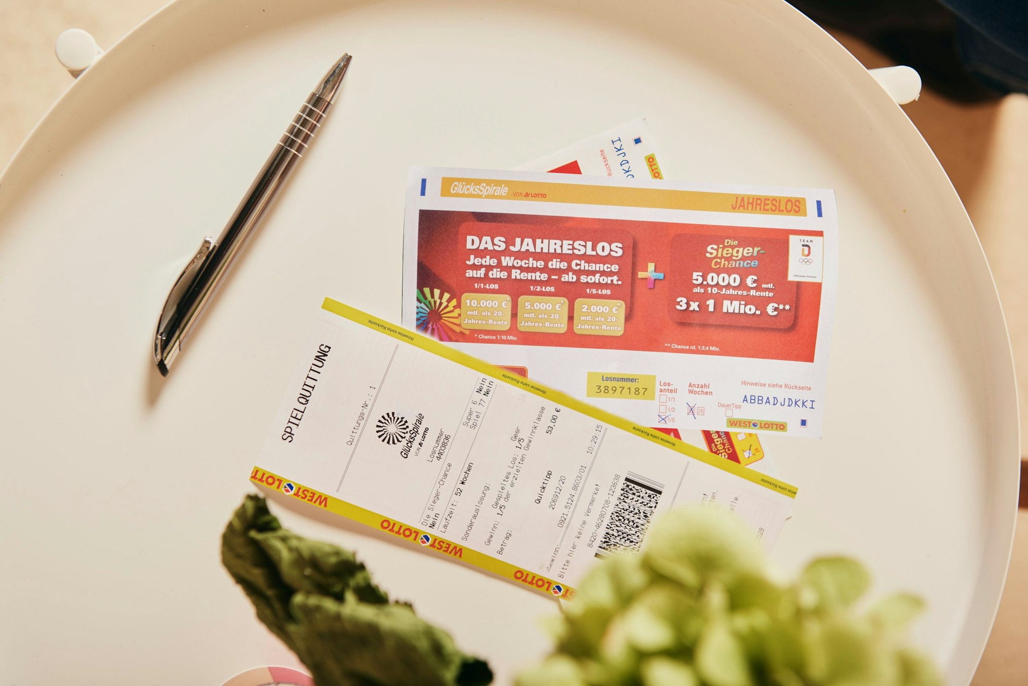 Jahresbilanz 2024 der GlücksSpirale: Vier Renten im Wert von je 2,1 Millionen Euro (10.000 Euro monatlich, 20 Jahre lang) und eine Fünftel-Rente in Höhe von 420.000 Euro (2.000 Euro monatlich, 20 Jahre lang) hat die GlücksSpirale im vergangenen Jahr in ihrer höchsten Gewinnklasse ausgeschüttet.