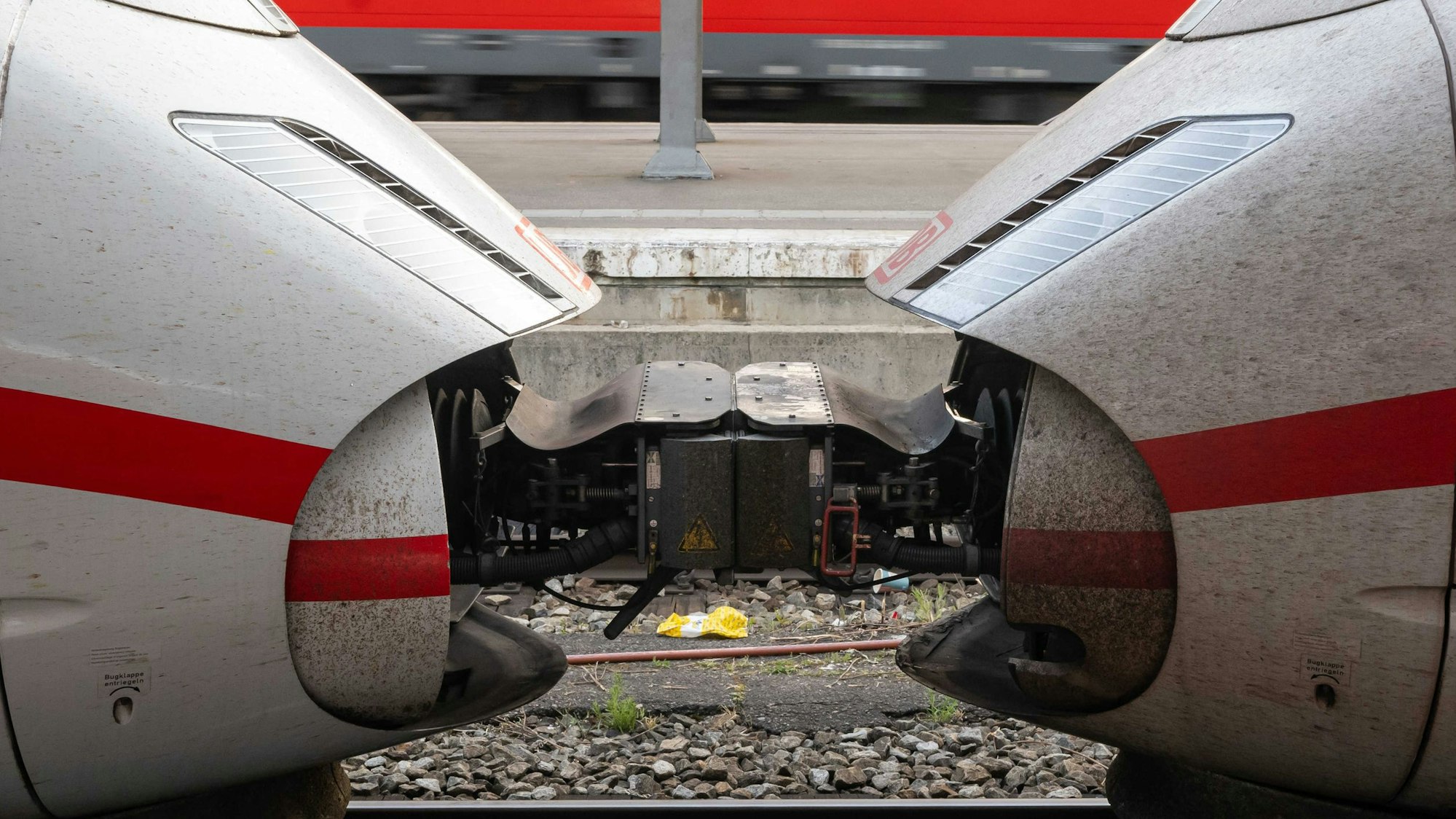 Auf einer Kupplung zwischen zwei Waggons ist ein Mann mit einem ICE gereist. (Archivbild)