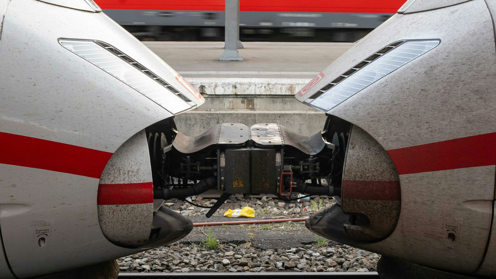 Auf einer Kupplung zwischen zwei Waggons ist ein Mann mit einem ICE gereist. (Archivbild)