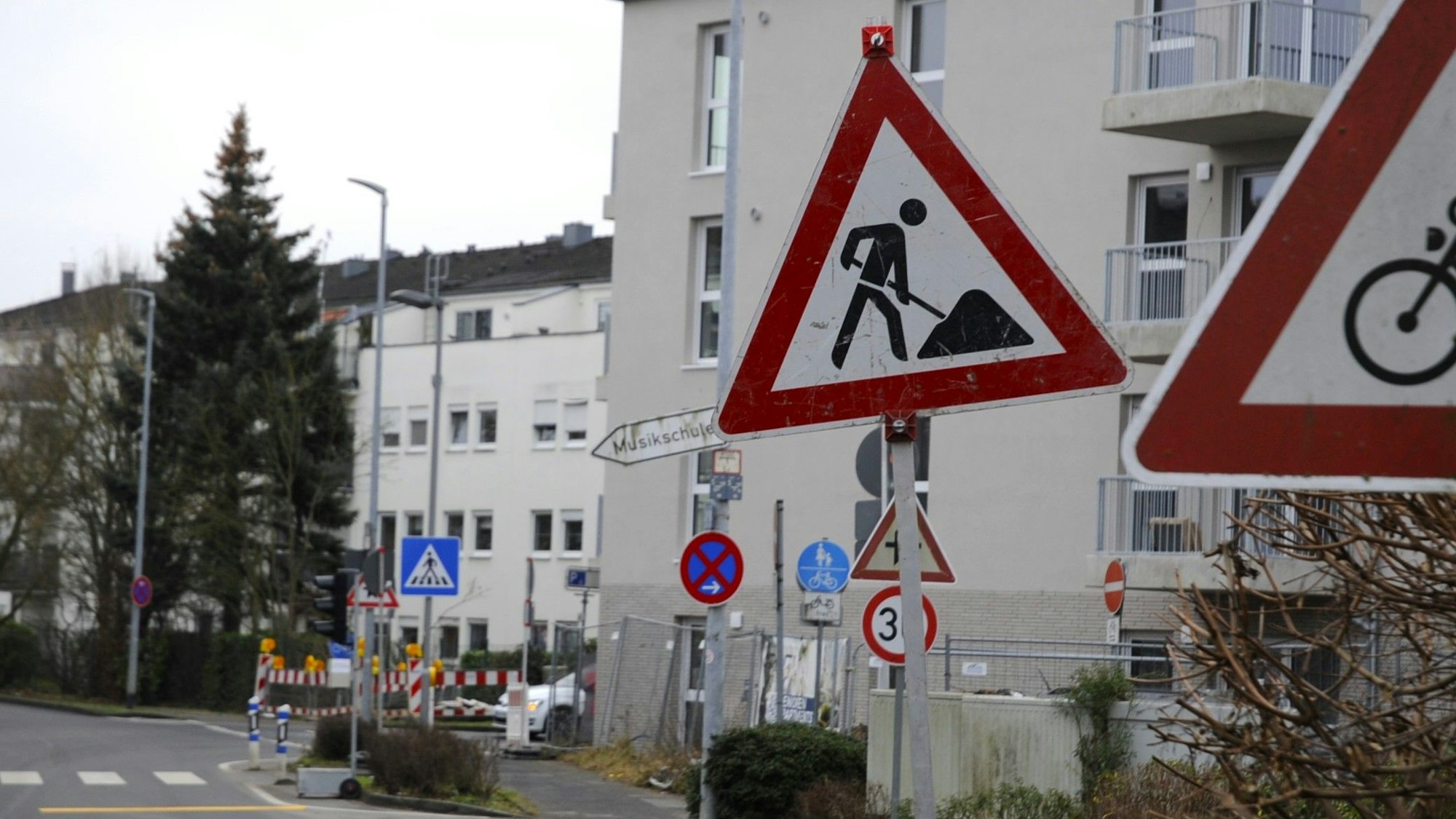 Zu sehen ist ein Baustellen-Schild an einer Straße.