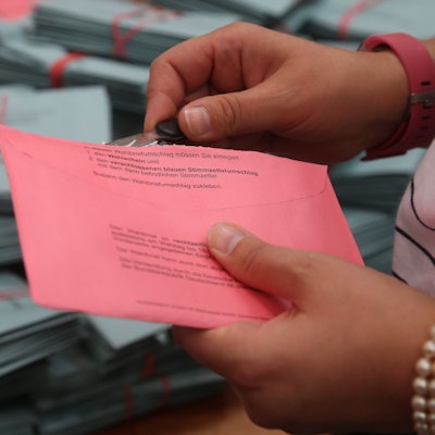 Das Foto zeigt einen Umschlag für einen Briefwahlschein.