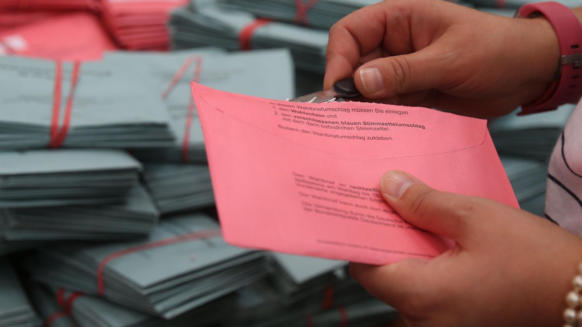Wahlhelfer bereiten die Auszählung der Briefwahl-Unterlagen vor.