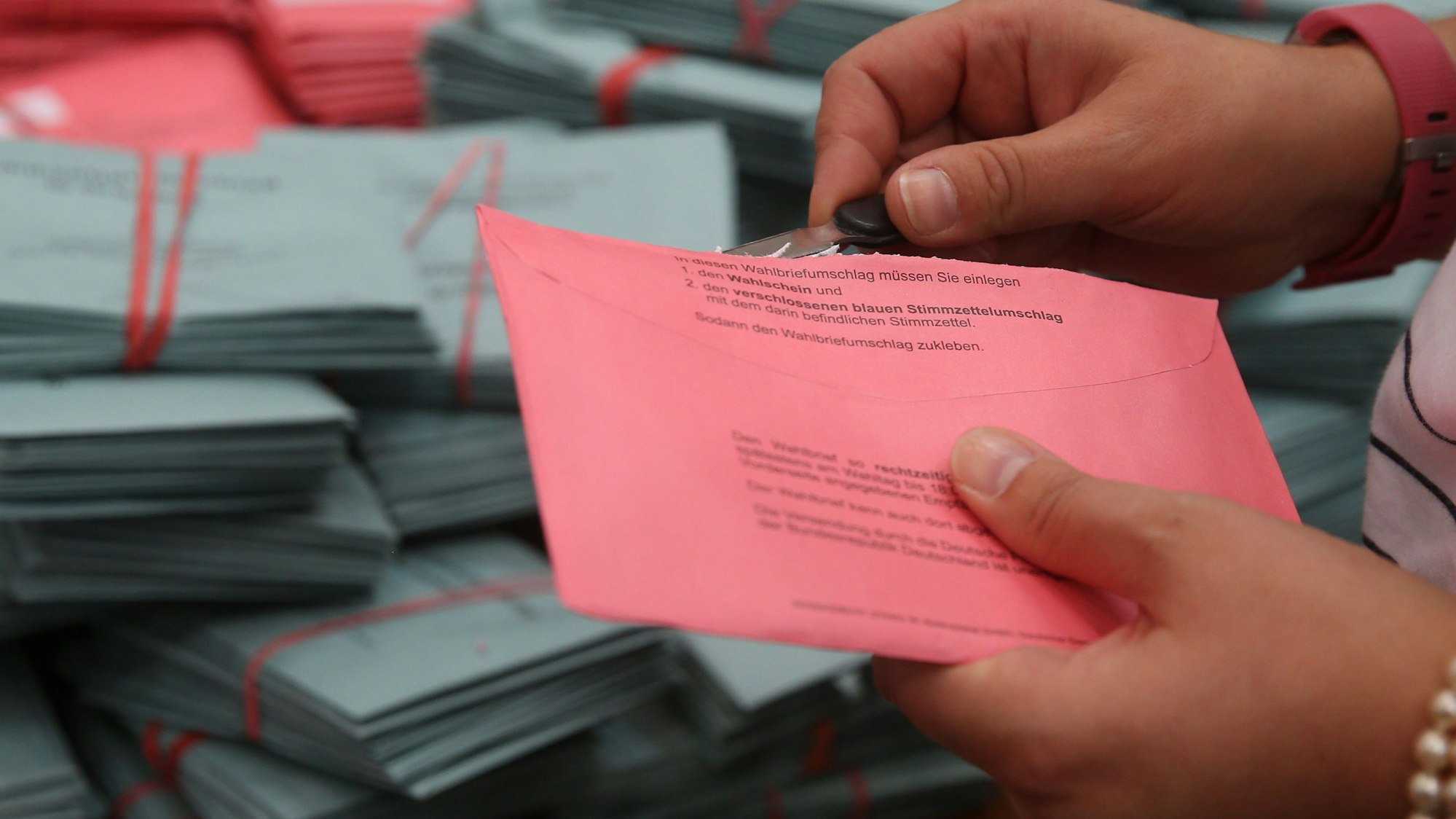 Wahlhelfer bereiten die Auszählung der Briefwahl-Unterlagen vor.