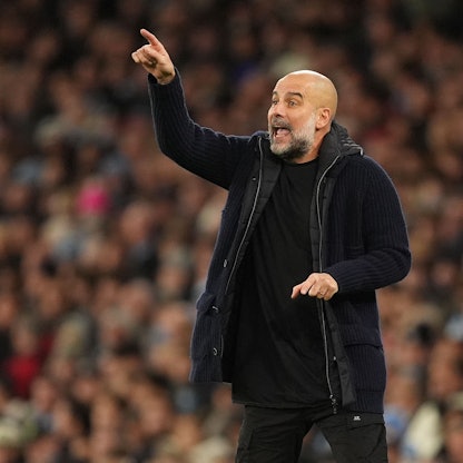 Manchester Citys Trainer Pep Guardiola gestikuliert an der Seitenlinie. (Archivbild)