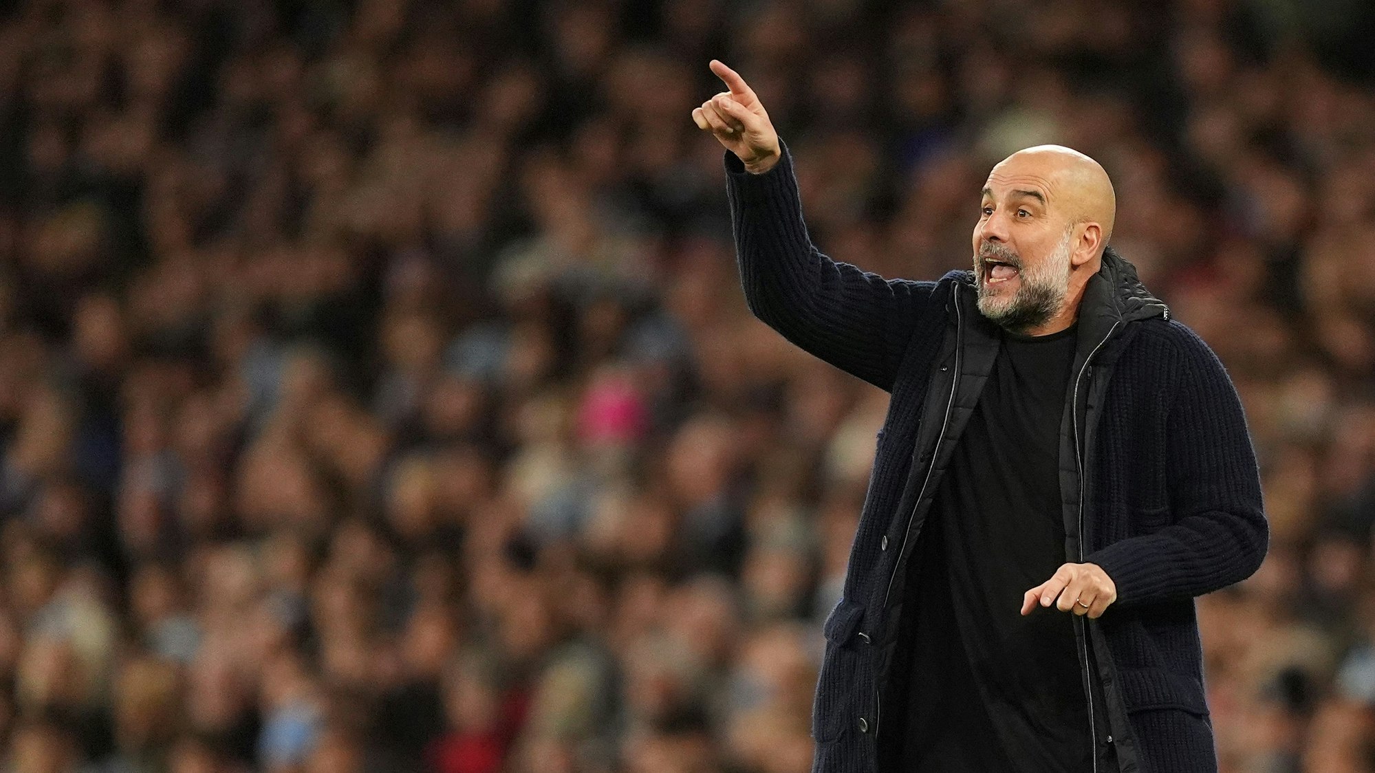Manchester Citys Trainer Pep Guardiola gestikuliert an der Seitenlinie. (Archivbild)
