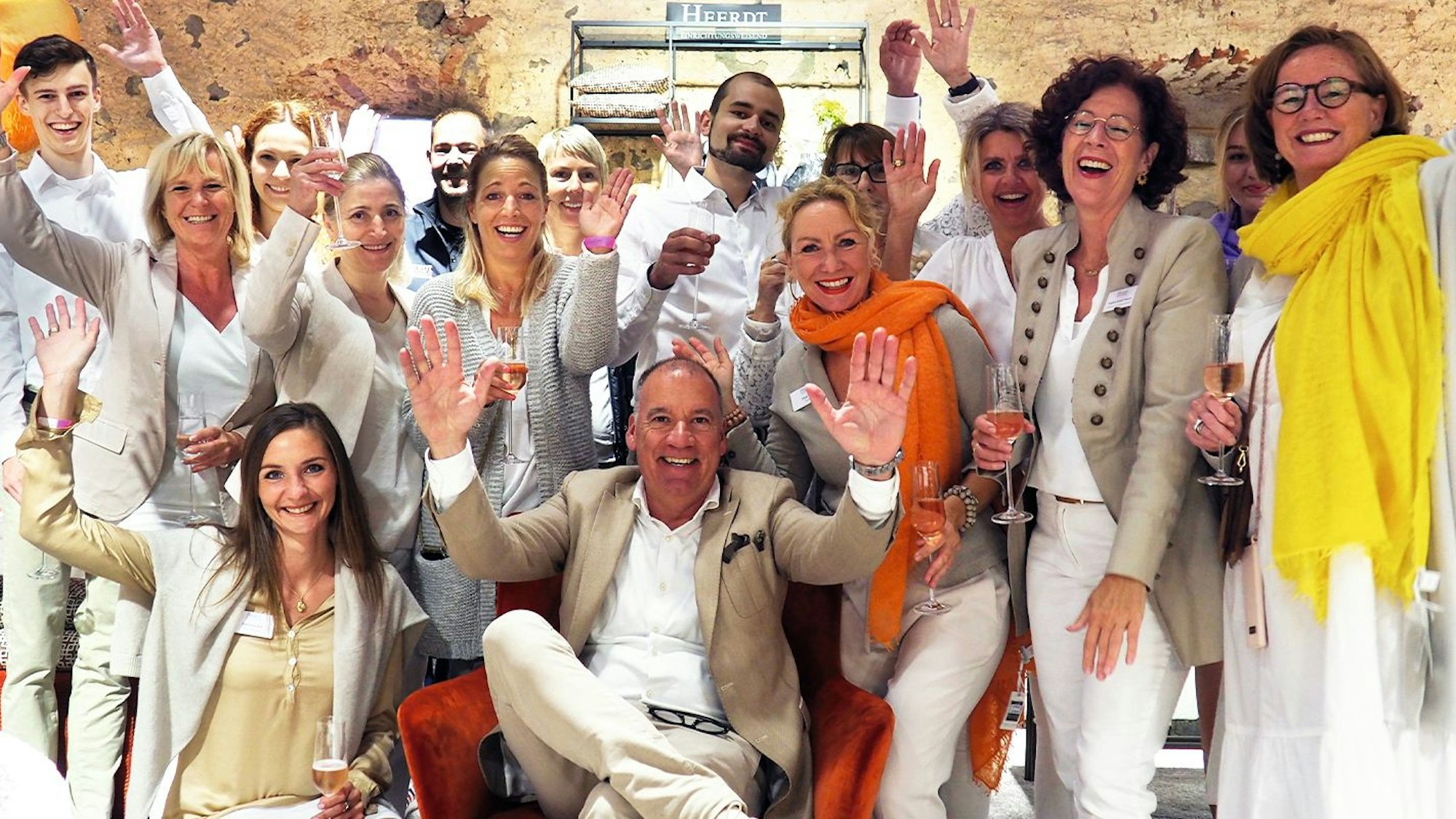 Das Foto zeigt Menschen, die jubeln.