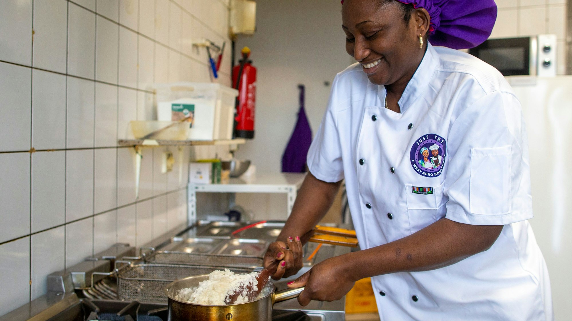 Viel Rühr-Arbeit: Edith Oeynhausen-Iyamu bei der Fufu-Zubereitung.