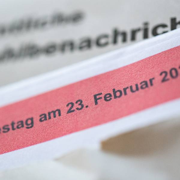 Eine geöffnete amtliche Wahlbenachrichtigung zur Wahl zum Deutschen Bundestag am 23. Februar 2025 liegt auf einem Tisch.