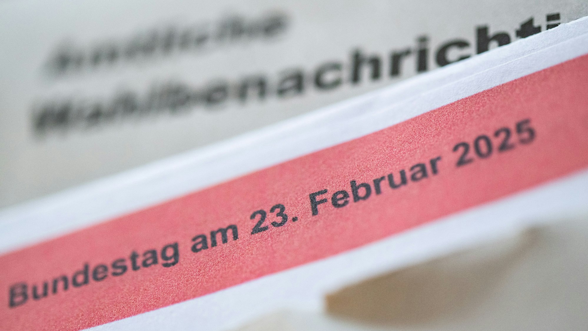 Eine geöffnete amtliche Wahlbenachrichtigung zur Wahl zum deutschen Bundestag am 23. Februar 2025: In Oberberg haben die Wähler bei der Erststimme die Wahl zwischen acht Kandidaten.