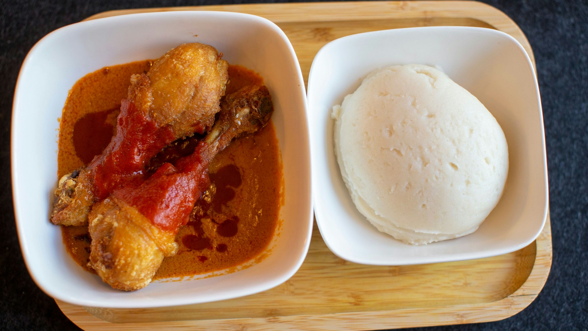 Fufu mit saftigem Hähnchen und Erdnuss-Soße.