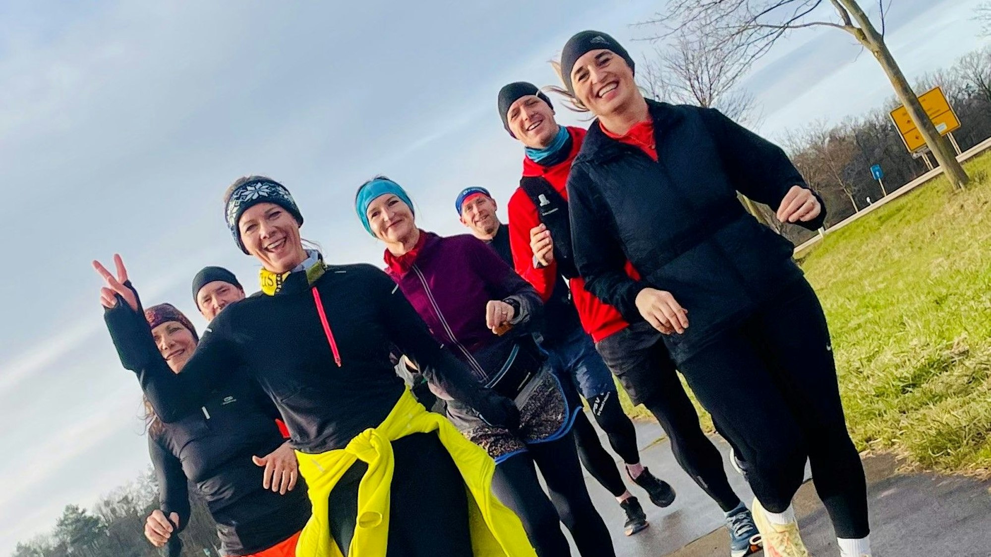 Eine Gruppe Teilnehmer der Winterlaufserie hat Spaß beim Sport.