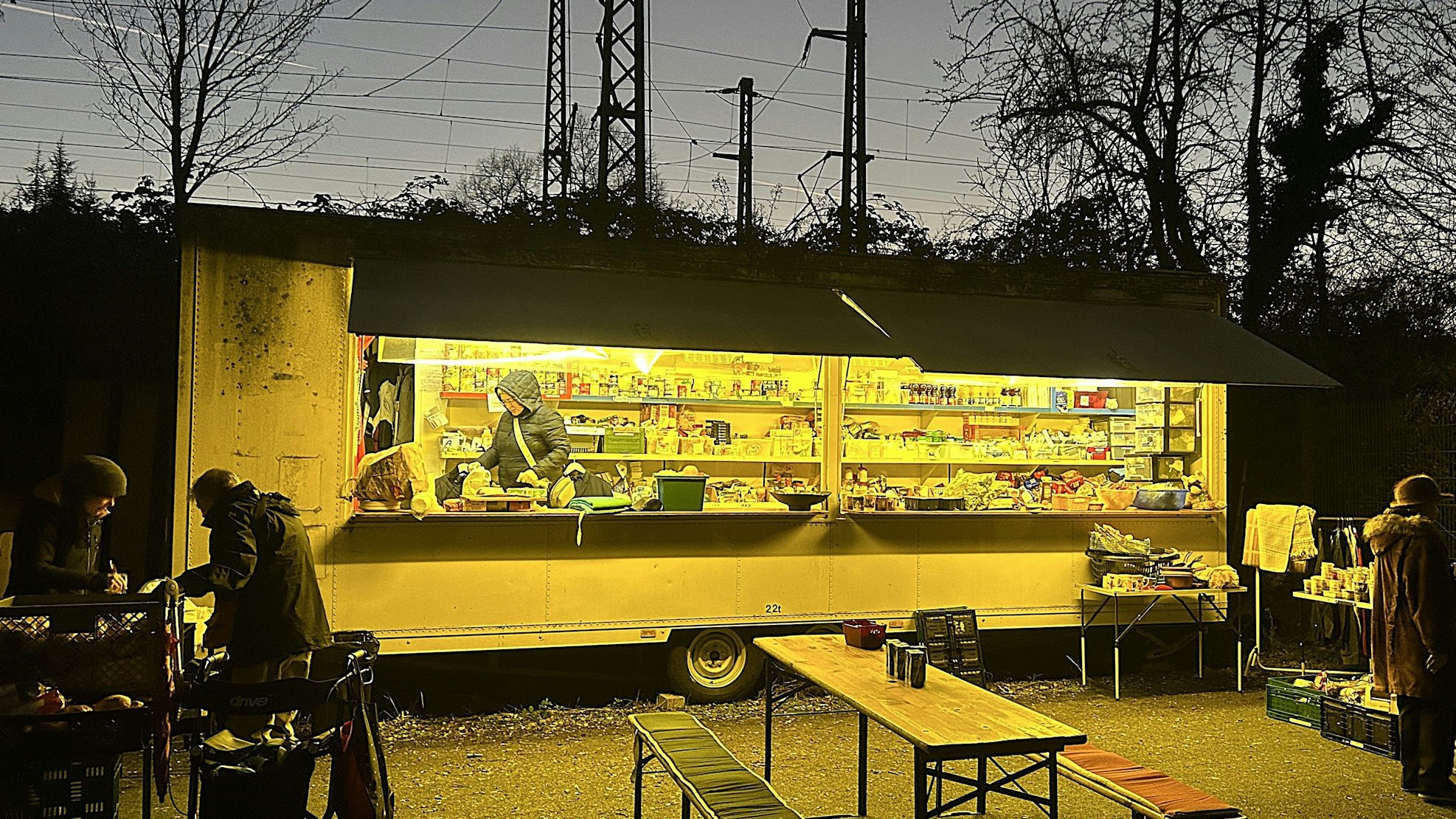 Essensausgabe von Siegburg hilft. Besonders bei Kälte ist ein warmes Essen wichtig.