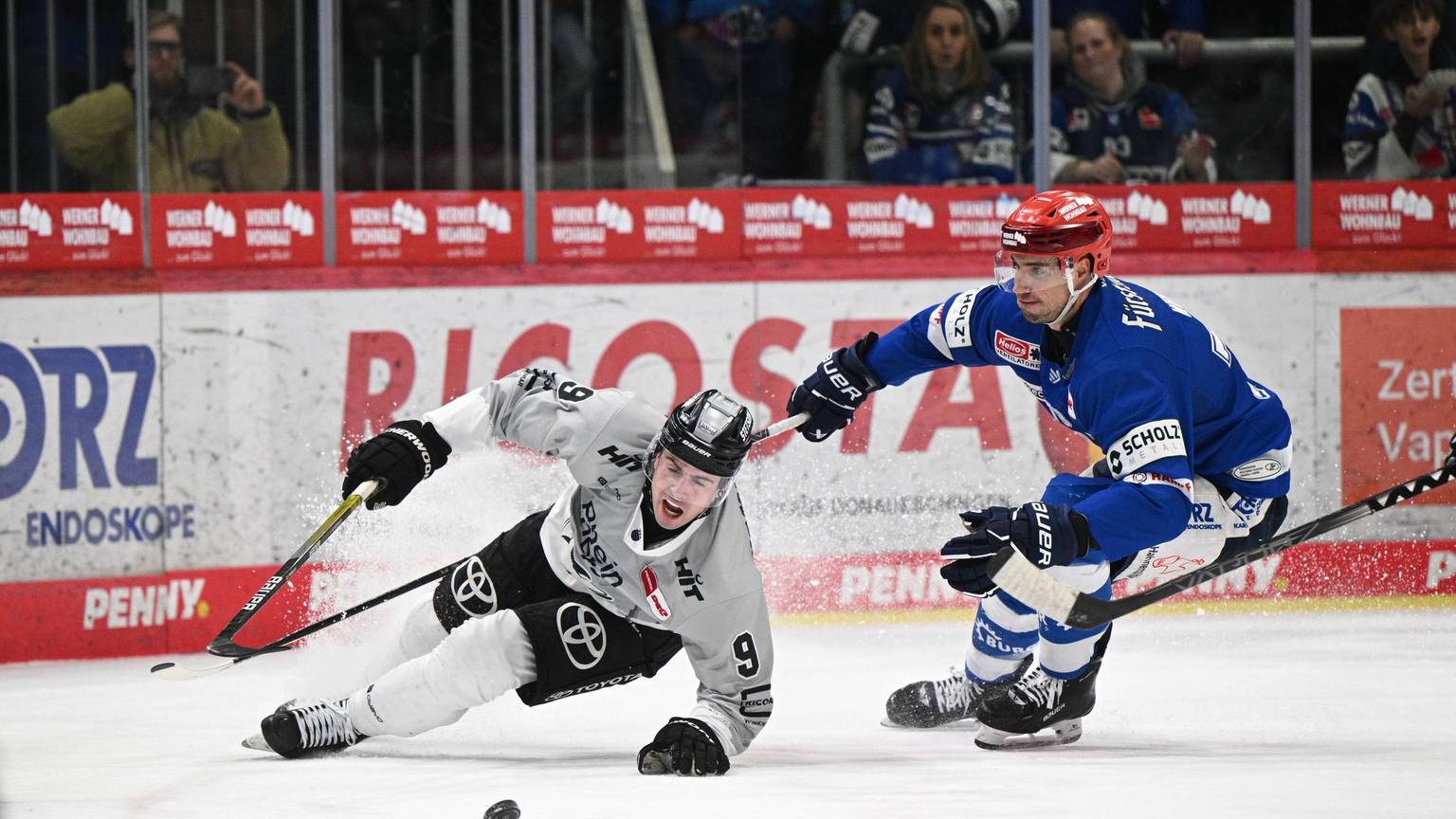 Ausgerutscht: Die Kölner Haie und Maximilian Kammerer (l.) unterlagen Will Weber und den Schwenninger Wild Wings.