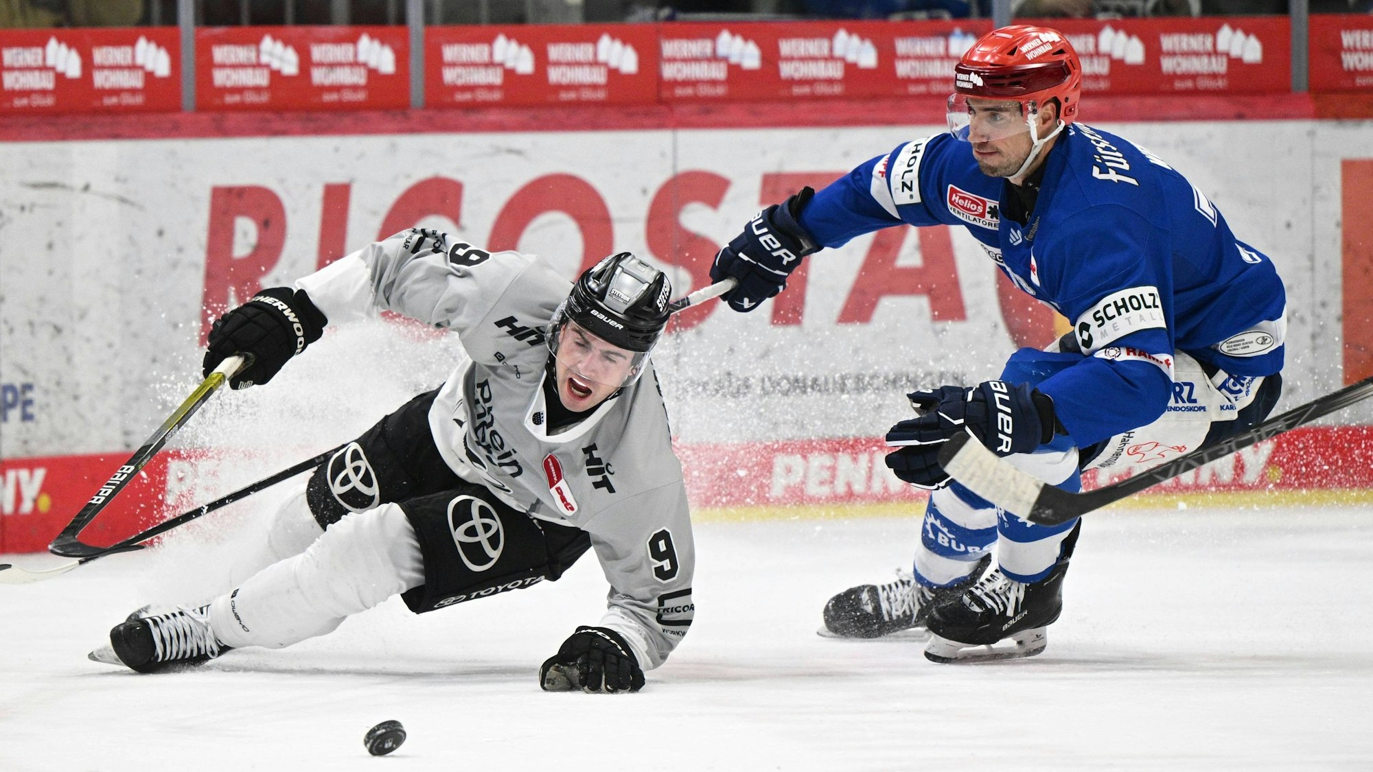 Ausgerutscht: Die Kölner Haie und Maximilian Kammerer (l.) unterlagen Will Weber und den Schwenninger Wild Wings.