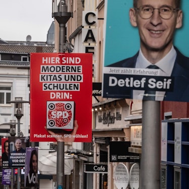 Das Bild zeigt zahlreiche Wahlplakate von unterschiedlichen Parteien in Euskirchen.