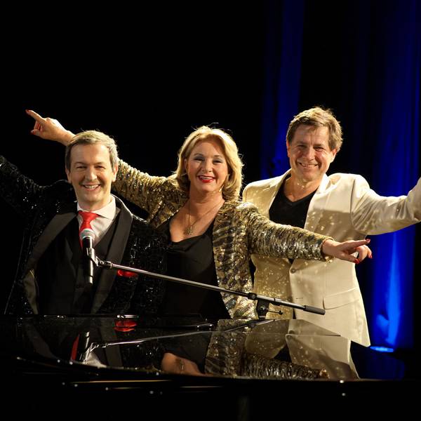 Alex Parker (v.l.), Gabriela Benesch und Erich Furrer stehen nebeneinander und recken die Arme zur Seite.