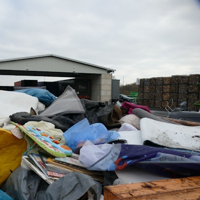 Ein Container mit verdreckten Textilien.